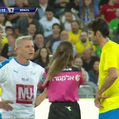 Brazilian footballer Kaka turns 40 today! Never forget when this referee gave him a yellow card and then took a selfie; 😅
