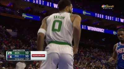 [Highlight] Jayson Tatum gets a clean transition dunk as the Celtics go on a run!
