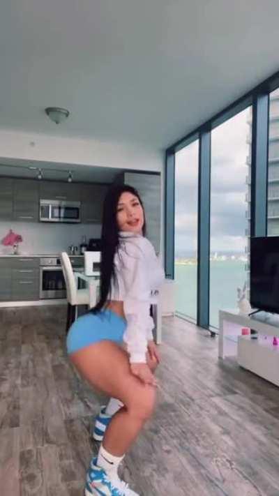 Laura Van (@lauravanofficial)