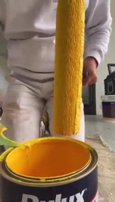 Cleaning a roller brush