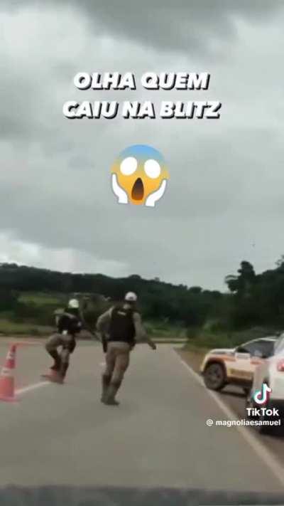 Olha quem caiu na blitz