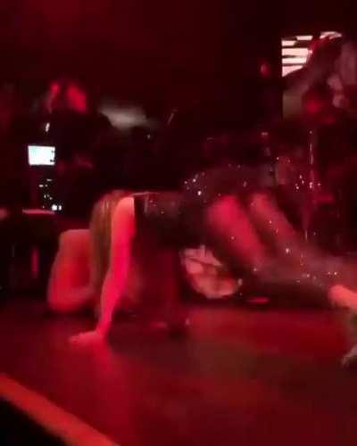 Sabrina Carpenter sexy dance