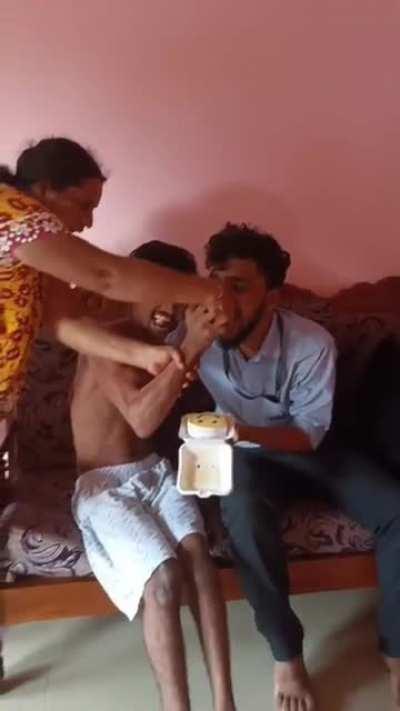 Two friends surprise a stranger who waved at them everyday from his balcony. A wholesome meet!!