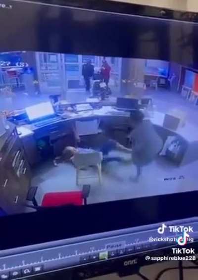 Aggressive Karen tried to come around the desk and get physical. It didn't go well for her.