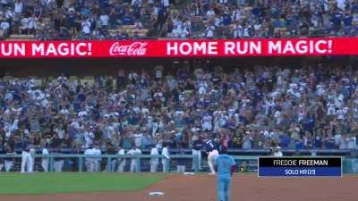 [Highlight] [Highlight] Freddie Freeman makes it look casual with his 21st dinger of the year