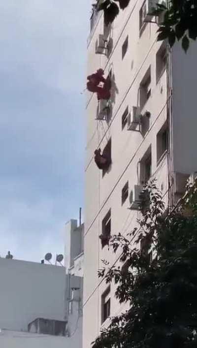 Una joven quiso tirarse de un 5° piso y pese a las amenazas, fue rescatada por Bomberos (CABA)