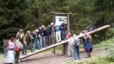 Senioren auf einer Schaukel