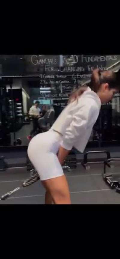 Happy Friday!! Her legs 🥵😍🤗🍑