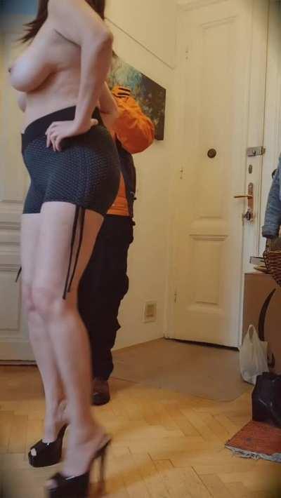 My second delivery guy BJ 💦🍕 So nervous I can't even walk straight in my heels. Swear I wasn't drunk! 😅 Uncut, full-length 'Pizza Dare' videos only available at Britney's Cumtrainer.com