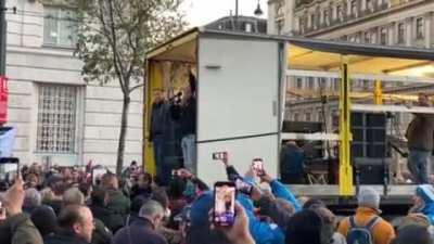 Ein Video von der Impfgegner demo. No joke traurig