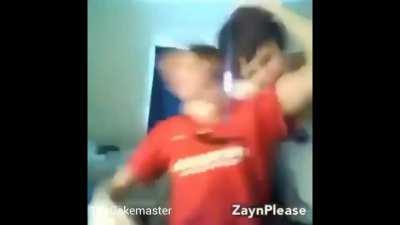 heavy kills the tf2 scout (very sad)