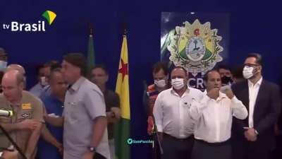 O presidente Jair Bolsonaro encerra entrevista coletiva no Acre ao ser perguntado sobre a decisão do STJ que beneficiou seu filho Flávio Bolsonaro com a anulação dos relatorios do COAF.