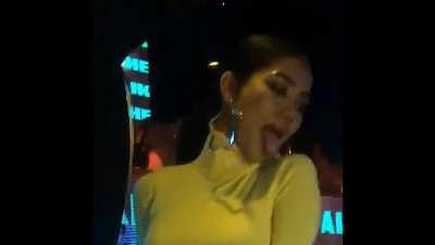 Wants her throat fucked