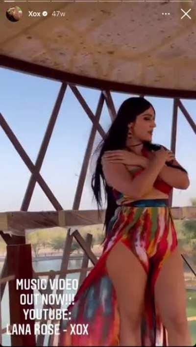 The way she squeeze her tits and her massive thick thighs🥵😍