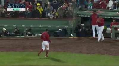 [Highlight] Xander Bogaerts leaves the game to a standing ovation, which might be his last game as a Red Sox