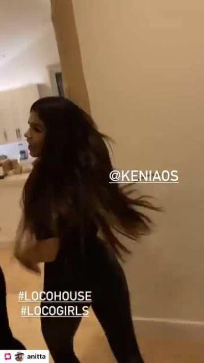 Kenia os moviéndo el culo