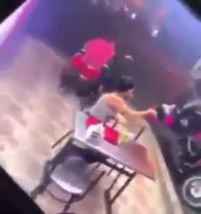 guy runs from robbery and leaves his girlfriend behind, who calmly hands over her belongings and keeps eating