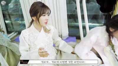 Yoohyeon And Gahyeon Want White Packets