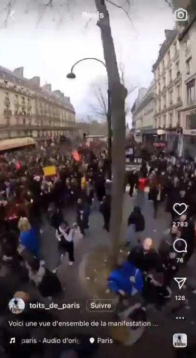 Vue aérienne d’ensemble de la manif parisienne de jeudi contre la réforme des retraites [Paris, 23/03/23, source : toits_de_paris]