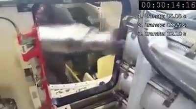 Ukrainian Soldiers train on reloading on the Leopard2. Result was 5 shells in 21 seconds - 