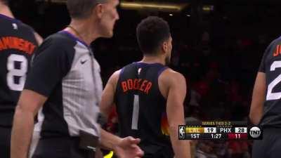 [Highlight] Bookers hit the tough and-one while falling to give him 12 points in the 1st quarter