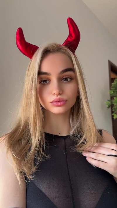 This is what I wear when I ask you to send 😈