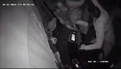 Multiple armed thieves board bus to steal from passengers in Ecuador