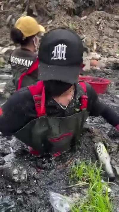 Bố mẹ nào biết con cái mình tham dự mấy cái bảo vệ môi trường như lày. cộng thêm  24 tháng nghĩa vụ