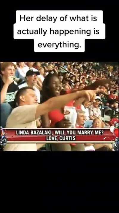 Man proposes to his girlfriend and her response his priceless.