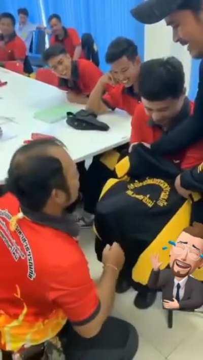 is it a prosthetic hand tied?