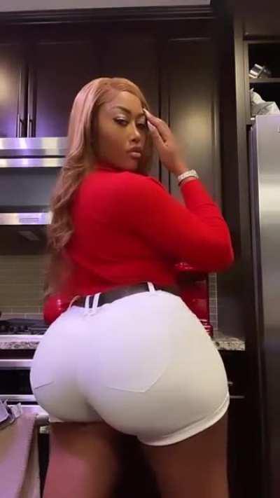 Moriah Mills (@thisismoriahmills)