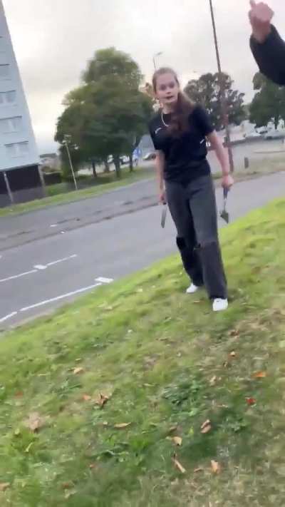 Jovem no reino unido mostra faca e machadinha para homem que supostamente estava molestando/incomodando sua irmã mais nova, a jovem foi acusada formalmente pela polícia.