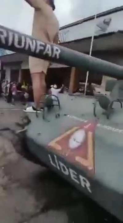 How they got a tank?🇻🇪