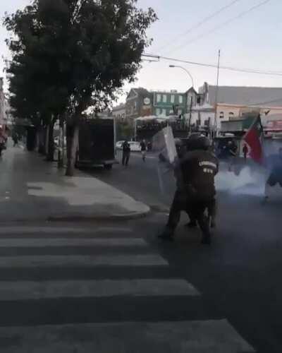 Chilean protester does a double leg takedown on riot police