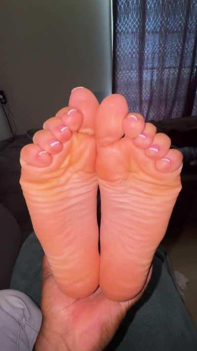 Step sisters pretty feet 🤭👣