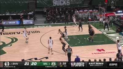 [Highlight] Middleton hits a 3, Kyrie gives away the ball, Lopez splashes a 3.