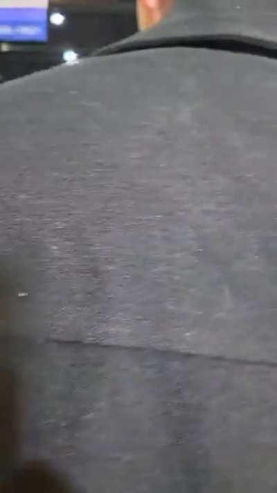 Zurdo prende porro en la Feria del Libro termina mal