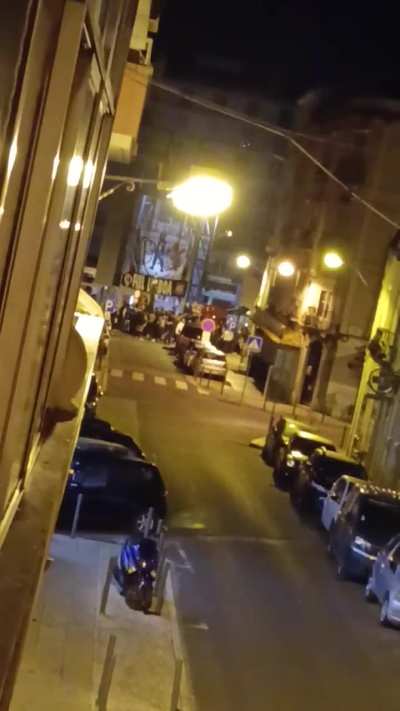 São quase três da manhã e estão brasileiros, em massa, a fazer este barulho. Avenidas Novas.