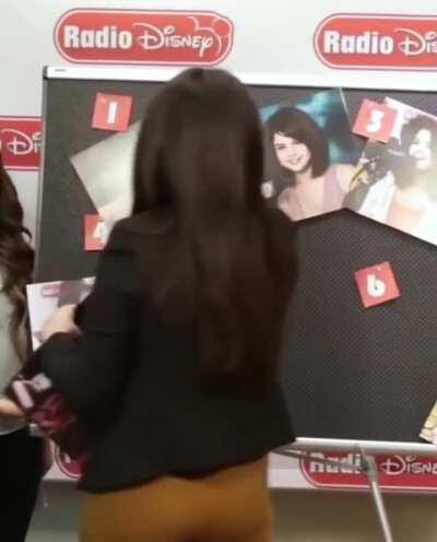 Selena Gomez in tight pantz