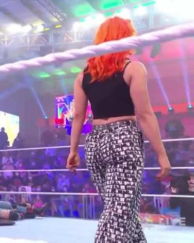 those pants loose as hell and still can’t hide that spectacular ass