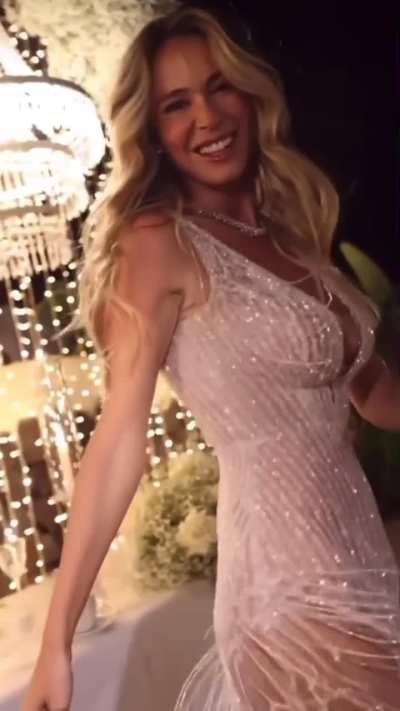 She is so fucking sexy...💦💦