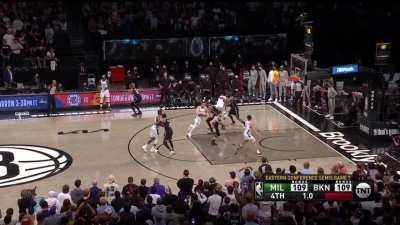 [Highlight] Giannis hits the shot clock with the game-winning attempt