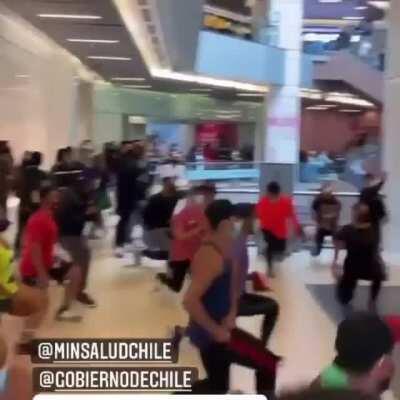 Publicado por una cuenta de Instagram, no estoy muy seguro si es por el tema de que ya no pueden funcionar los gimnasios. La descripción es: SI, SI Y SI!!! GRACIAS ACTIVISTAS DE LA SALUD POR LA CHUCHA!! Asi de estúpido es el aforo en malls. . Gracias!!!