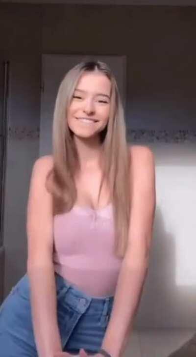 🔥 start your weekend with a sweet dose of lea! 2