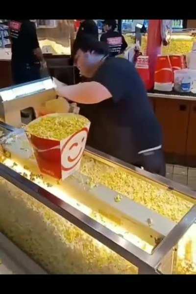 Did you see this popcorn the speed , the finest, someone that is sharing the butter not just putting few drops on the top of the popcorns . Amazing