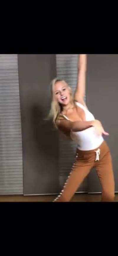 Old but gold.. ich glaube da wollte sie was zeigen und hat das Outfit bewusst ausgewählt.