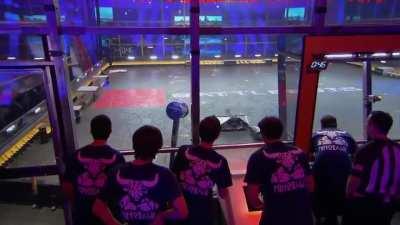 I DONT LIKE HUMAN ON HUMAN VIOLENCE BUT YOU HAVE TO ADMIRE THE ATHLETICISM DISPLAYED HERE.