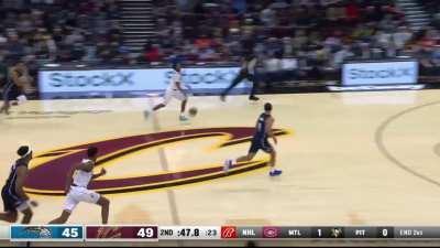 [Highlight] Darius Garland fakes an alley oop to Mobley and hits the smooth layup