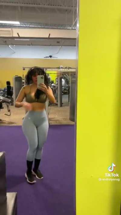 Wow! She is so THICCC! 🍑