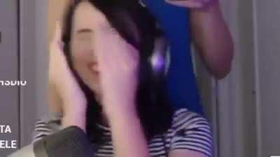 Esposa do dublador William Viana reagindo a overflow dublado